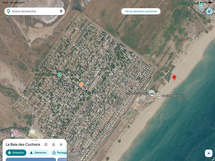 Ambiance estivale à la Baie des Cochons sur la plage du Village naturiste du Cap d’Agde